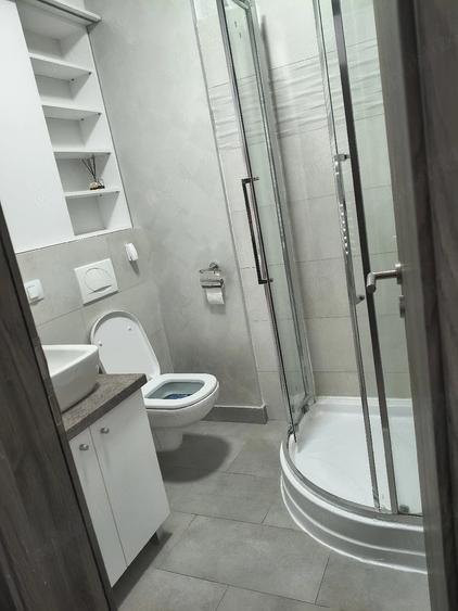 Apartament cu 3 camere decomandat în Tractorul