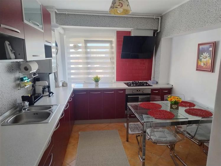 Apartament cu 4 camere decomandat, mobilat în Tei