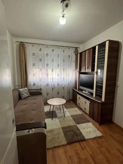 Apartament cu 2 camere nedecomandat în Tractorul