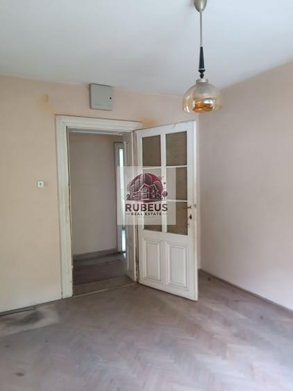 Casă cu 6 camere cu Canalizare în Sud