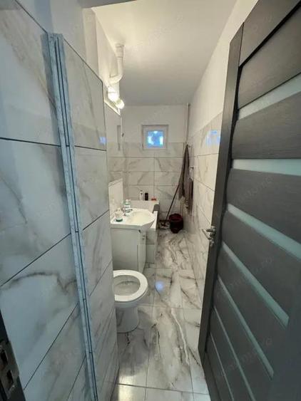 Apartament cu 2 camere semidecomandat în Craiovița Nouă