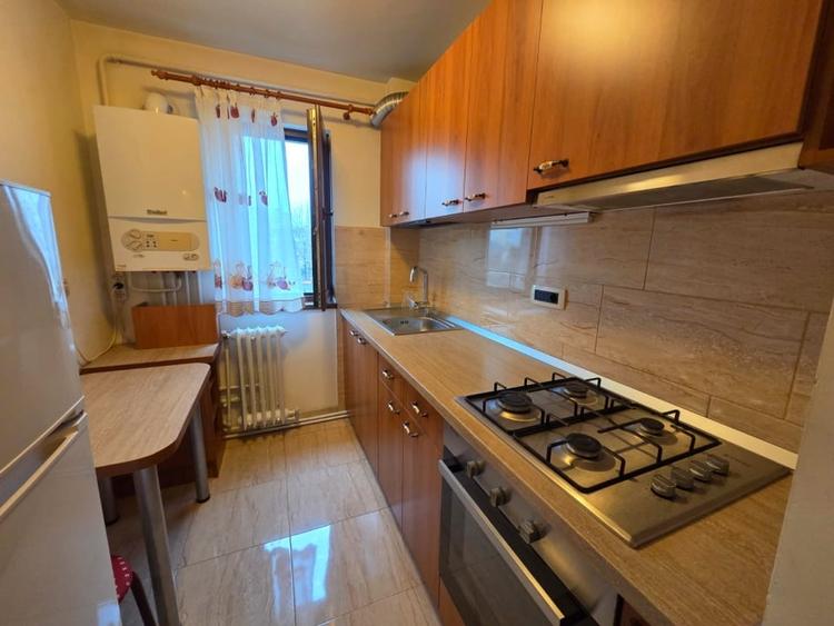 Apartament cu 3 camere semidecomandat, mobilat în Alexandru cel Bun