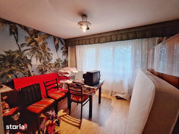 Apartament cu 3 camere semidecomandat în Mioriței