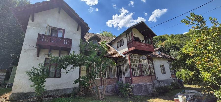 Casă individuală cu 5 camere cu Teren 8000 Mp în Central
