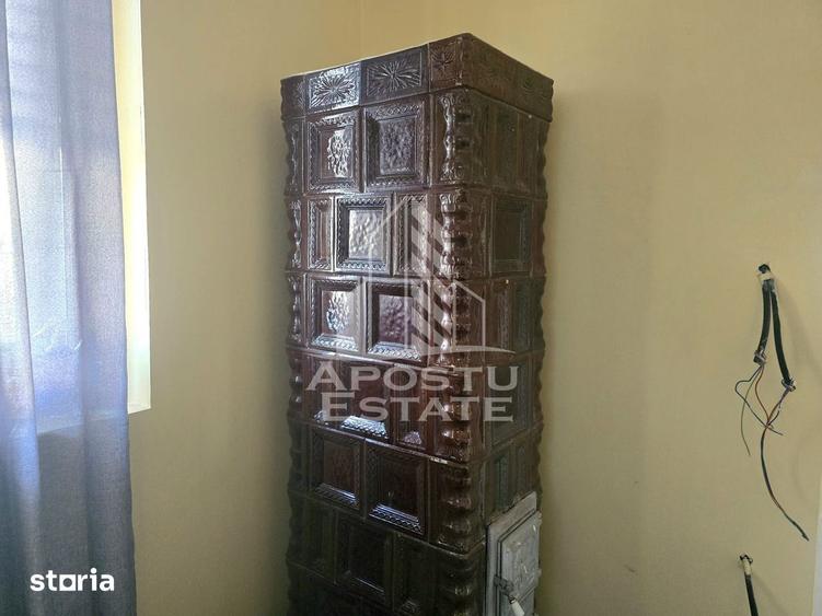 Casă cu 4 camere semidecomandat cu Teren 1440 Mp în Central