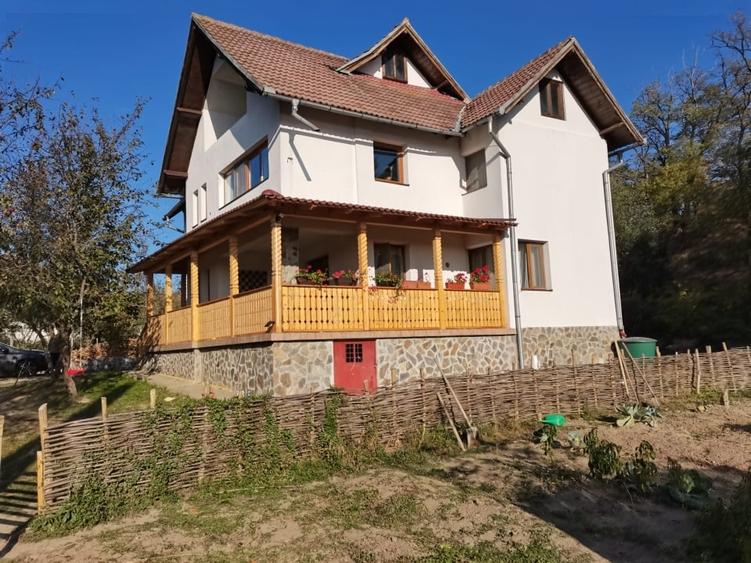 Casă individuală cu 5 camere cu Teren 1000 Mp în Slănic