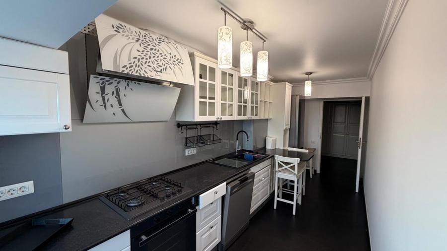 Apartament cu 3 camere semidecomandat, mobilat în Decebal