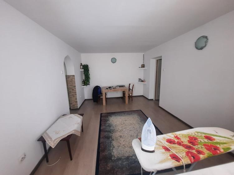 Apartament cu 3 camere semidecomandat, mobilat în Podu Roș
