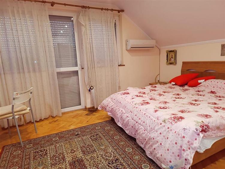 Casă individuală cu 5 camere cu Canalizare în Hurez