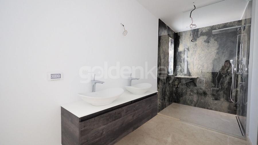 Vilă cu 7 camere, 4 bai | renovata integral 2020 | strada privata - 13