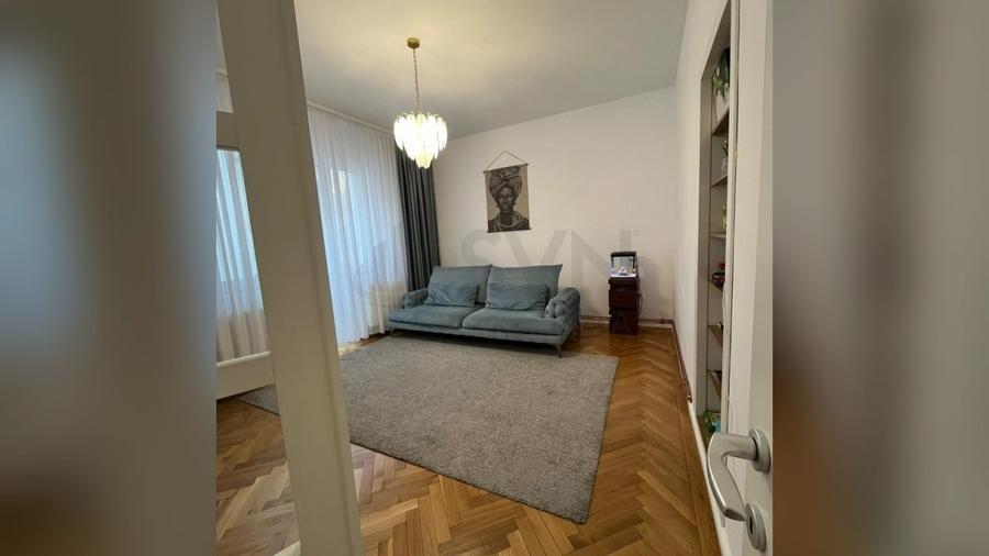 Casă individuală cu 12 camere cu Teren 100 Mp în Parcul Carol