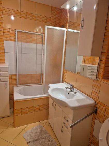 Apartament cu 3 camere decomandat în Tractorul