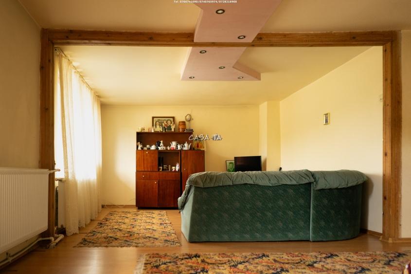 Casă individuală cu 7 camere cu Teren 2310 Mp în Licurici