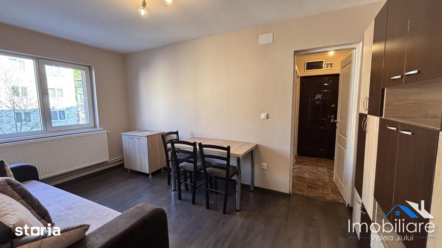 Apartament cu 3 camere decomandat în Petros