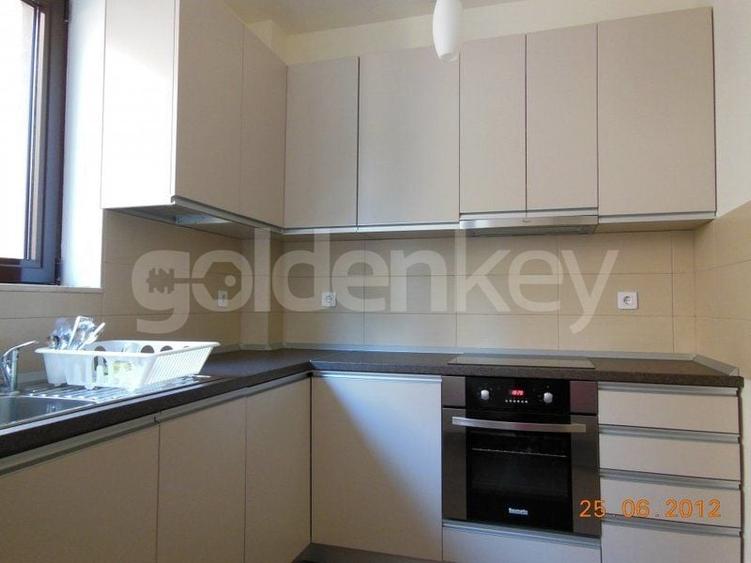 Apartament cu 3 camere semidecomandat, mobilat în Victoriei