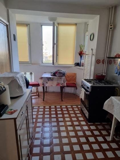 Apartament cu 3 camere decomandat în Libertății