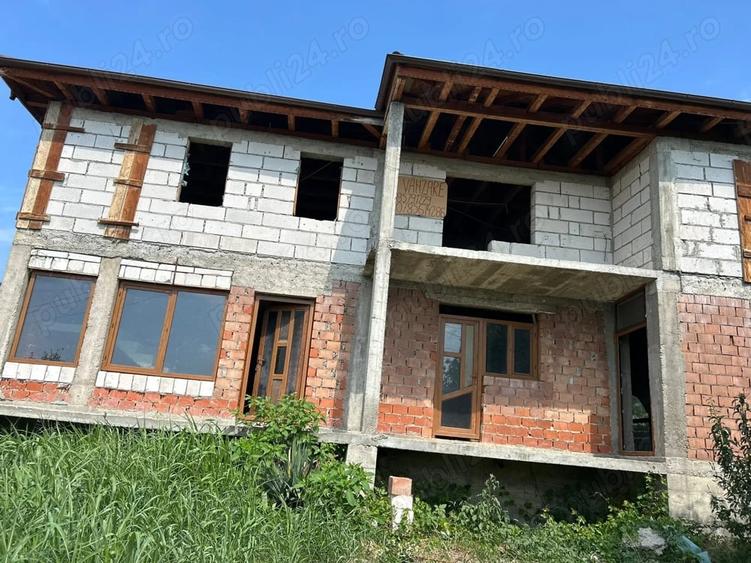 Casă cu 6 camere în Pietroasele