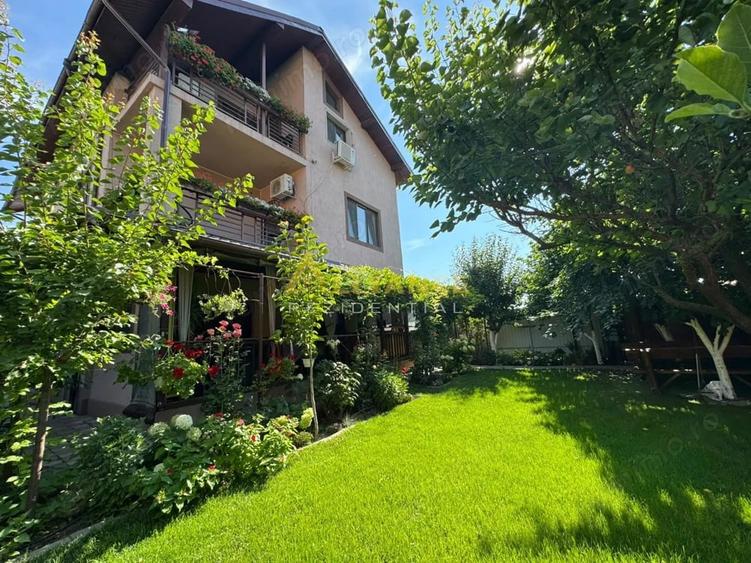 Casă cu 7 camere cu Teren 400 Mp în Central