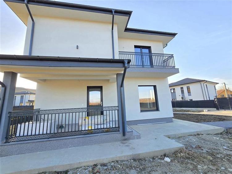 Apartament cu 4 camere decomandat în Lețcani