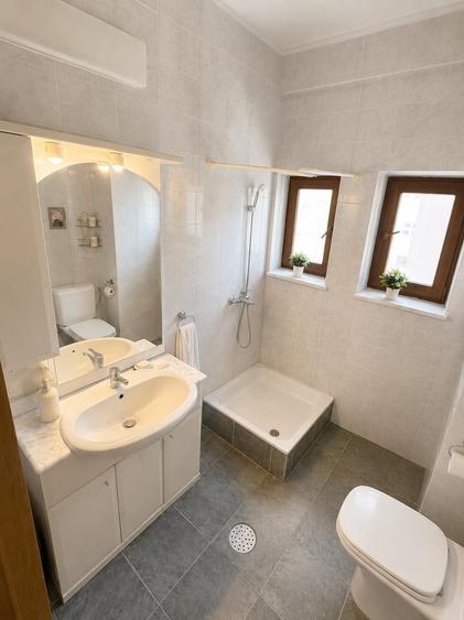 Apartament cu 4 camere decomandat, mobilat în Faleza Nord