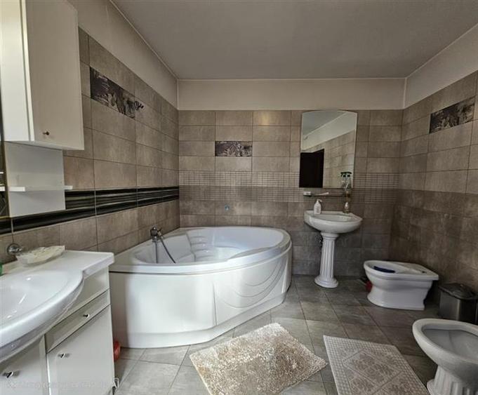 Casă individuală cu 5 camere cu Teren 388 Mp în Dâmbu Pietros
