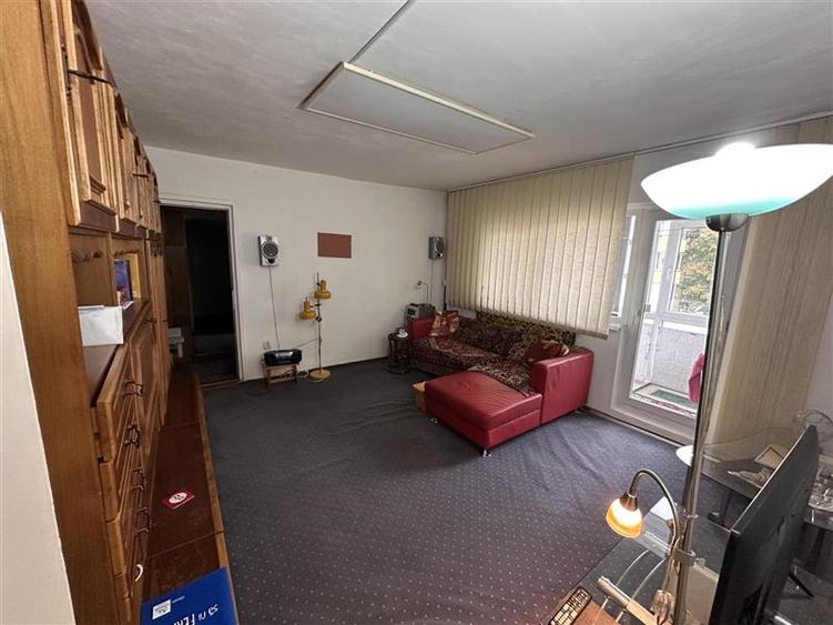 Apartament cu 3 camere semidecomandat în Girocului