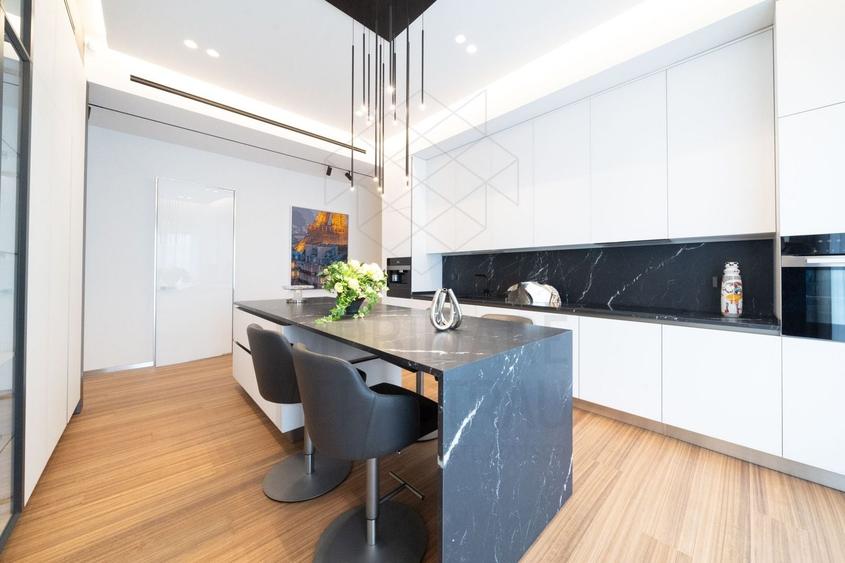 Penthouse cu 5 camere decomandat, mobilat în Băneasa