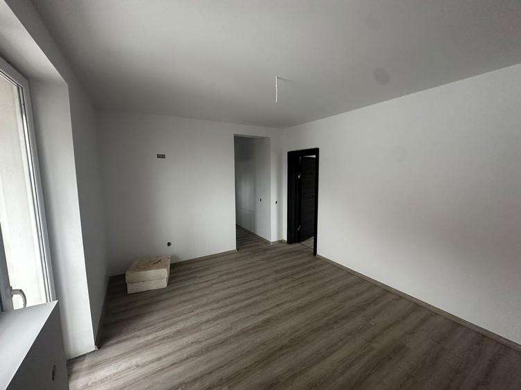 Duplex cu 5 camere cu Canalizare în Exterior Vest