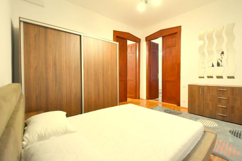 Apartament cu 3 camere semidecomandat, mobilat în Ultracentral