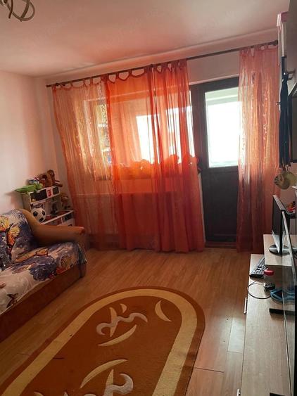 Apartament cu 3 camere decomandat în Sud