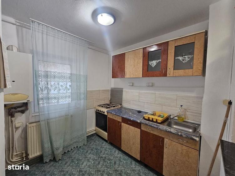 De vanzare apartament cu 2 camere, decomandat, Crisului, etaj 3 - 8