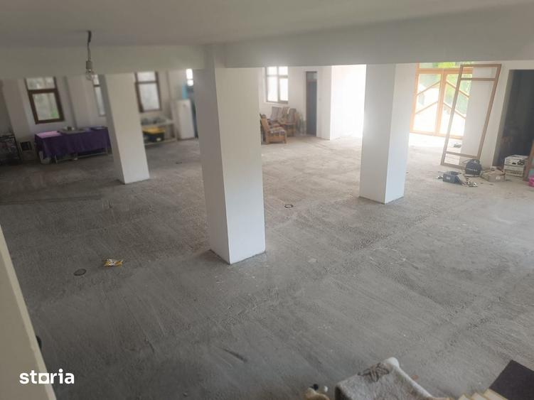 Casă cu 10 camere cu Teren 970 Mp în Calea București