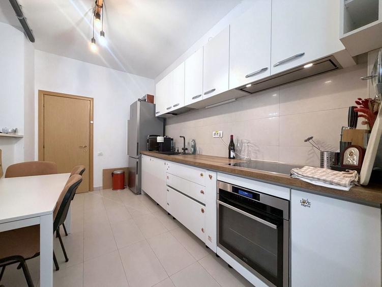 Apartament cu 3 camere semidecomandat, mobilat în Nordului