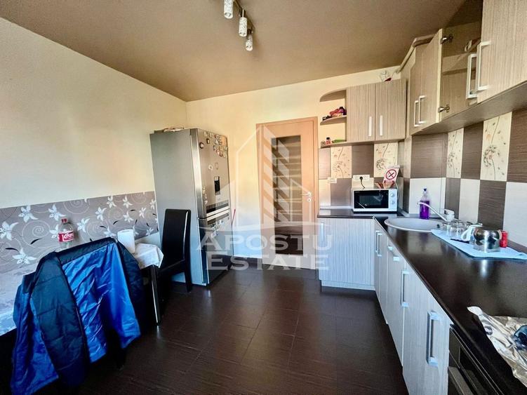 Apartament cu 3 camere decomandat, mobilat în Aradului