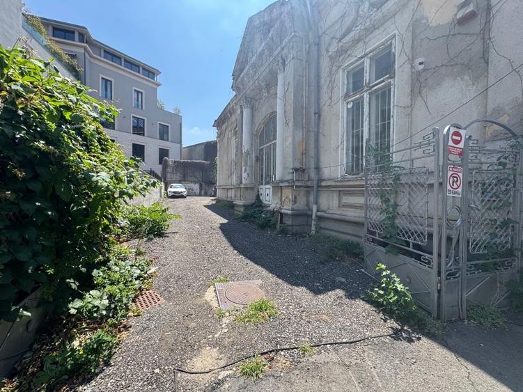 Casă individuală cu 5 camere cu Canalizare în Calea Victoriei