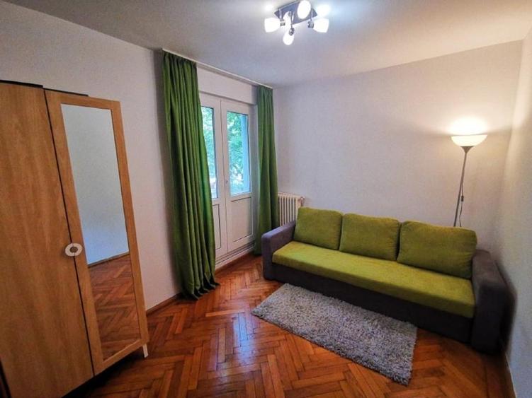 Apartament cu 3 camere semidecomandat, mobilat în Titan