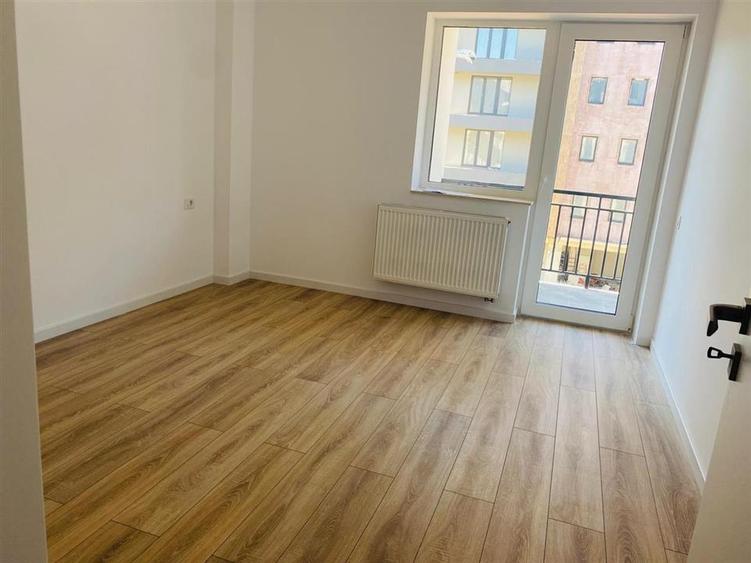 Apartament cu 2 camere decomandat în Tractorul
