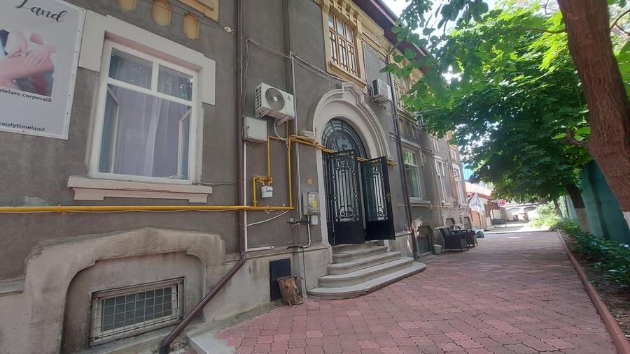 Apartament cu 4 camere semidecomandat în Tineretului