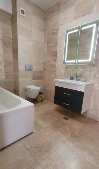Apartament cu 3 camere semidecomandat, mobilat în Central