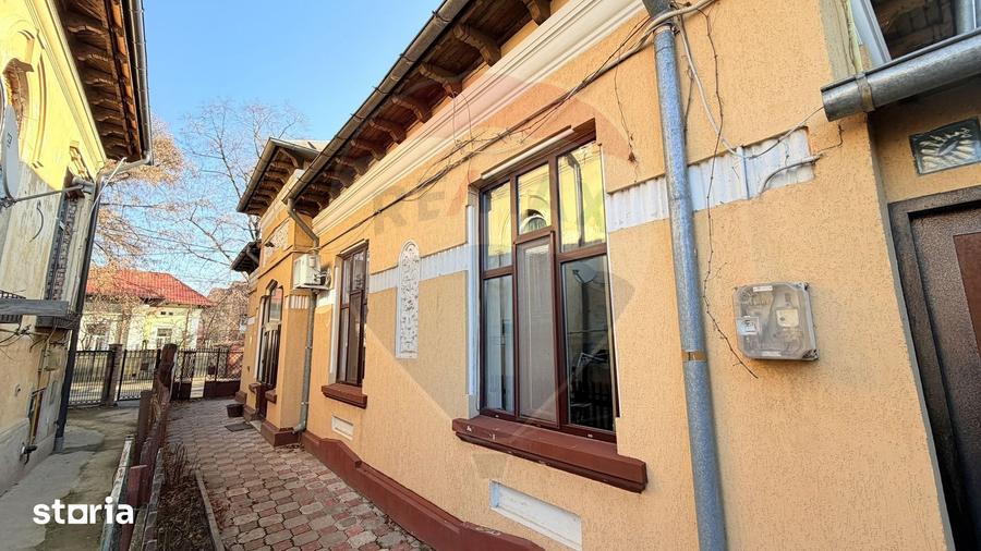 Casă cu 4 camere cu Teren 435 Mp în Piața Centrală