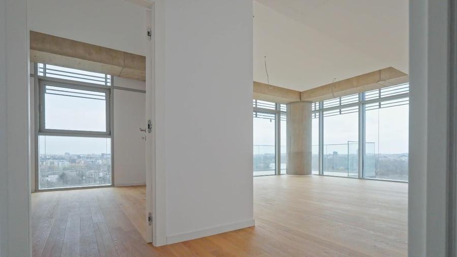 Apartament cu 4 camere semidecomandat în Aviației