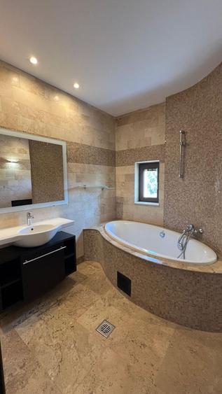 Apartament cu 5 camere decomandat în Kiseleff