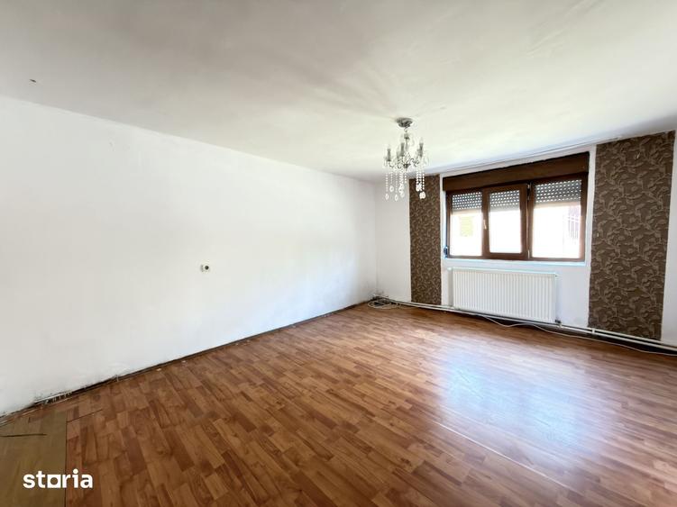 Casă cu 6 camere cu Teren 479 Mp în Crișan