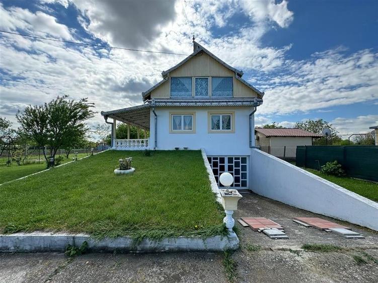 Casă individuală cu 3 camere cu Teren 1020 Mp în Vadu Roșca