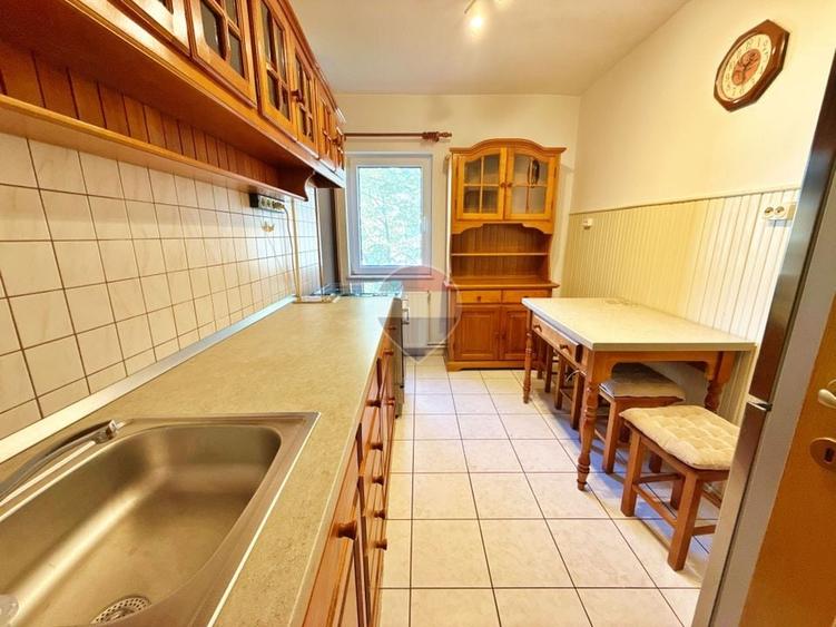 Apartament cu 3 camere decomandat, mobilat în Intim