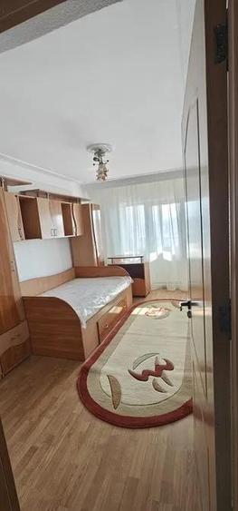 Apartament cu 4 camere decomandat, mobilat în Nicolina