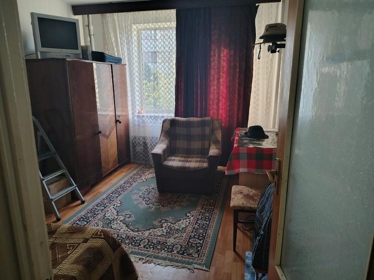 Apartament cu 3 camere semidecomandat în Ghencea