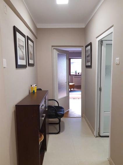 Apartament cu 3 camere semidecomandat, mobilat în Central