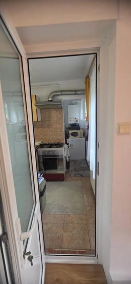 Apartament cu 3 camere semidecomandat în Florilor