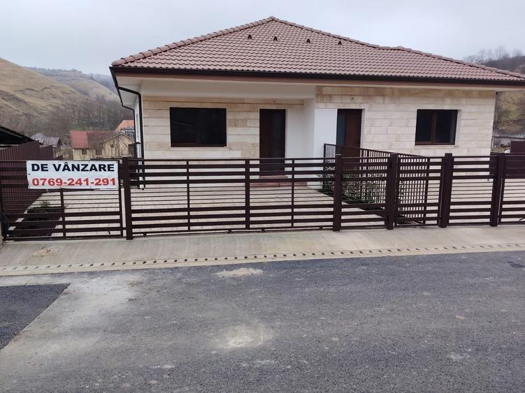 Casă cu 3 camere în Tăuți